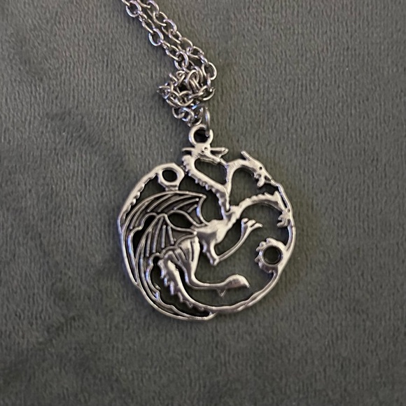 Game of Thrones Targaryen Sigil 3 Headed Dragon Metal Pendant with Necklace - Picture 7 of 9